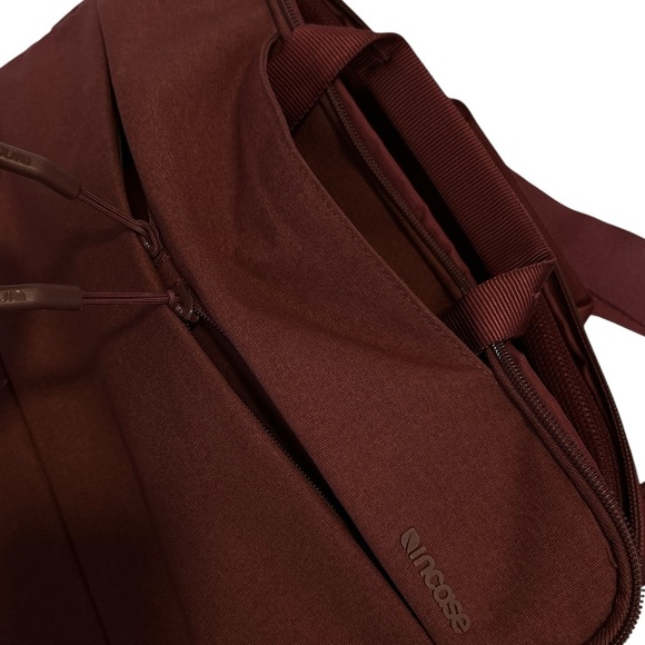 Incase 15*11” Laptop shoulder bag - Burgundy - Picture 7 of 11